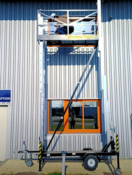 Echafaudage télescopique Monkey Tower <p>Découvrez l’échafaudage télescopique sur remorque Monkey Tower, une solution complète et innovante pour tous vos besoins !</p>
<p>⚙️ Caractéristiques clés :<br />
🚜 Aucune formation CACES requise<br />
🪶Facilement déplaçable : il peut être tracté par n’importe quelle voiture ou fourgonnette équipée d’un attelage<br />
📏s’élève à 5,80 m en un temps record<br />
✔️Passe facilement par une double porte ou même une simple porte grâce à ses éléments rétractables pour un usage intérieur et extérieur<br />
🧺 Panier en acier pour 1 personne : capacité de 130 kg.<br />
🔧Facile et rapide à monter : 5 min suffisent<br />
🛡️ Fiable, sûr et robuste : toutes les barrières de sécurité et les mains courantes sont fixées en permanence et les loquets se verrouillent automatiquement en position<br />
💪 Capacité de levage optimale qui permet à deux personnes de travailler sur la plateforme tout en transportant jusqu’à 75 kg d’outils</p>
<p>Avec l’échafaudage télescopique, combinez simplicité, performance et fiabilité pour tous vos projets. Vous êtes prêt à élever votre efficacité vers de nouveaux sommets ? 🚀</p>
