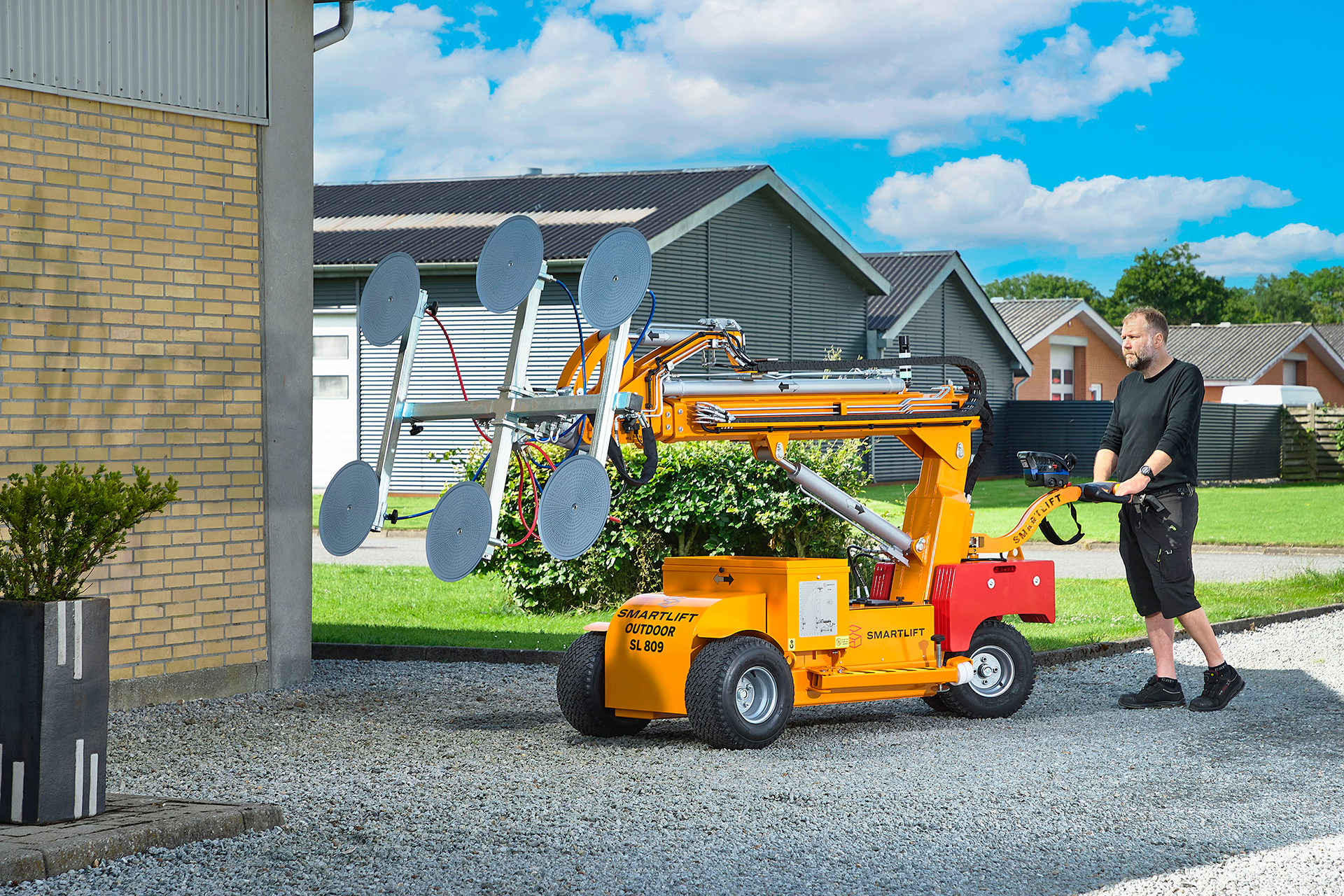 Robot de pose Smartlift SL 809 Outdoor <p>Le robot de pose Smartlift SL 809, modèle phare de la gamme Smartlift, se distingue par sa puissance exceptionnelle et sa précision incomparable. Avec une capacité de levage de 800 kg, il est conçu pour manipuler en toute sécurité des matériaux lourds tels que le verre et l’acier.<br />
Ce modèle offre la plus grande hauteur de levage de la gamme Smartlift, atteignant 6 mètres, soit l’équivalent d’un niveau au premier étage. Son système hydraulique avancé et son étrier rotatif télécommandé permettent une flexibilité maximale, facilitant le positionnement précis des charges lourdes dans des espaces restreints ou difficiles d’accès.<br />
Caractéristiques principales :<br />
🏗️ Extension du bras : jusqu’à 2,5 mètres<br />
🔝 Hauteur maximale de levage : 6 mètres<br />
🔋 Autonomie de la batterie : jusqu’à 10 heures<br />
Facilitez vos projets avec un appareil qui allie sécurité, performance et efficacité !</p>
